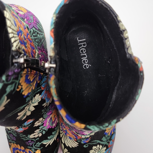 Beautiful embroidered boot - Picture 7 of 8